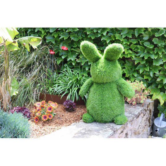 Lapin en gazon synthétique pour le jardin