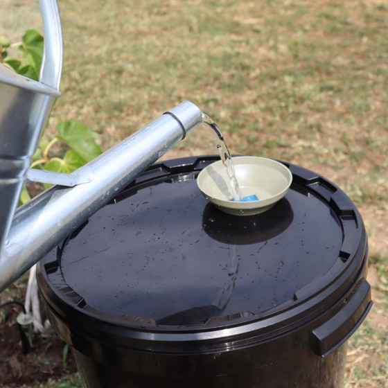 reserve d'eau 30 L avec arrosoir 13 litres
