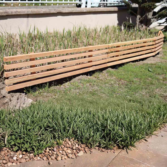 bordure a planter en bois dans un jardin
