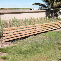 bordure a planter en bois dans un jardin