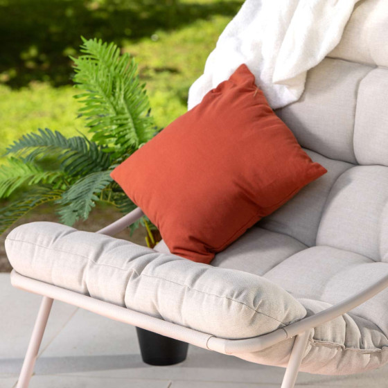 fauteuil de jardin confortable sur terrasse