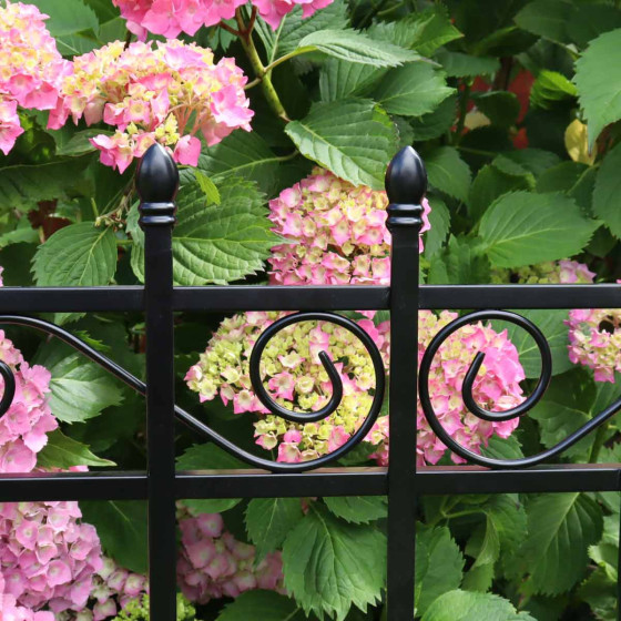 barriere de jardin en acier noir