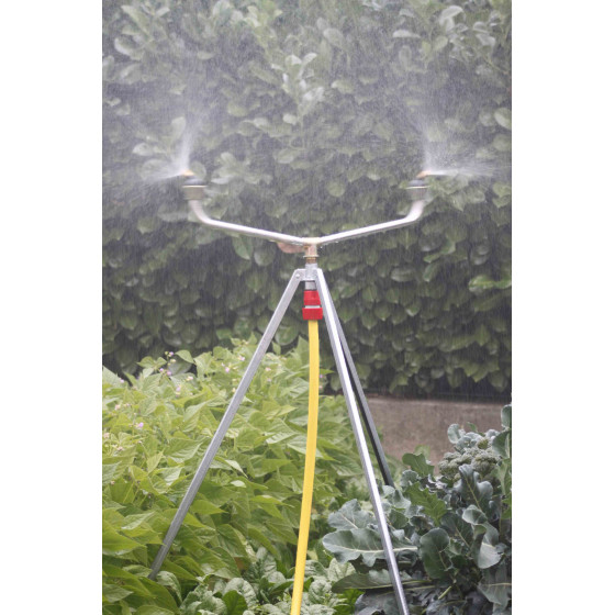 arroseur tourniquet sur trépied
