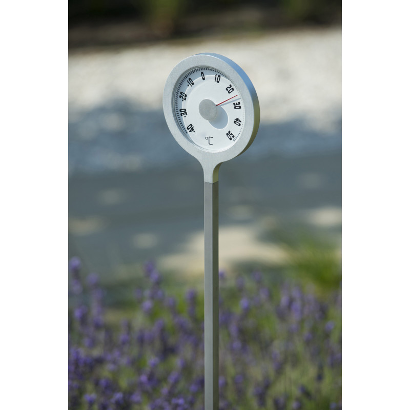 Thermomètre Extérieur Au Sol Dans Le Jardin Banque D'Images et