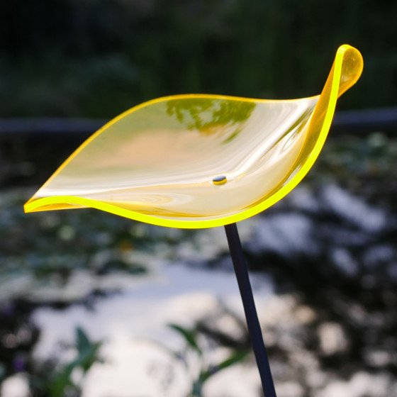 un capteur solaire ondulé jaune citron