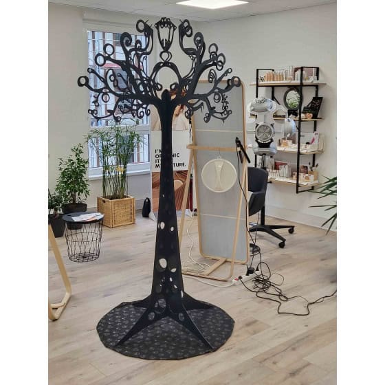 arbre en métal décoratif en intérieur