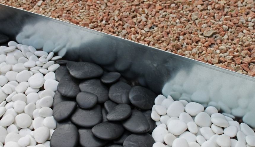 Une bordure de jardin en acier galvanisé brut